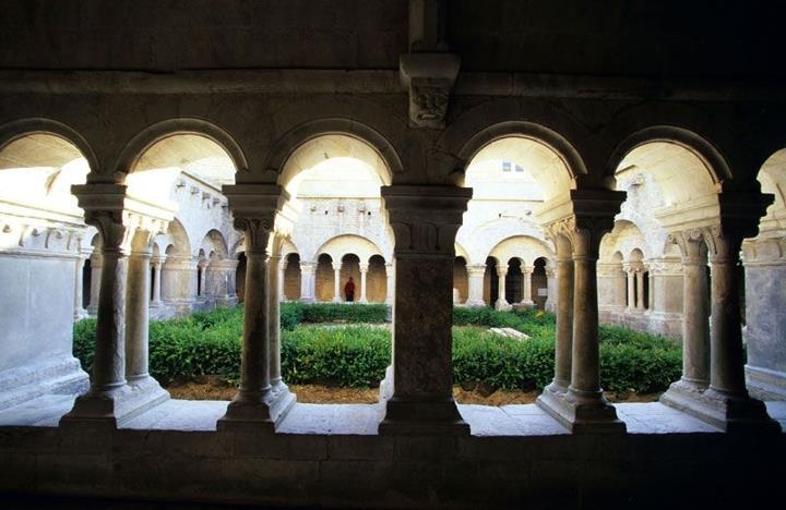 https://mdw-travel-data-us-east-1.s3.amazonaws.com/img/country/France/Cistercian-Abbey-of-Sylvanes/img_02.jpg