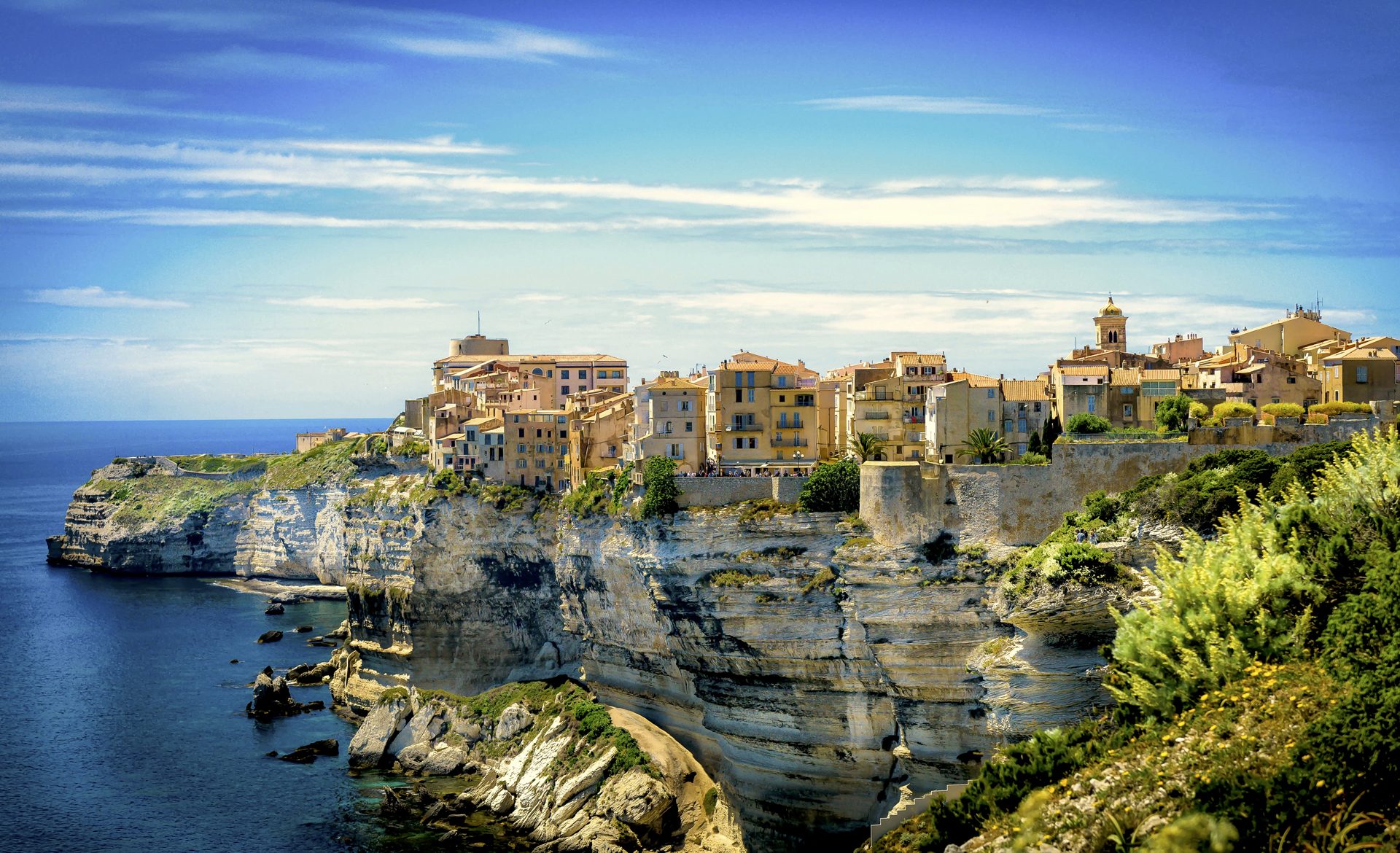 https://mdw-travel-data-us-east-1.s3.amazonaws.com/img/country/France/Citadelle-de-Bonifacio/img_02.jpg
