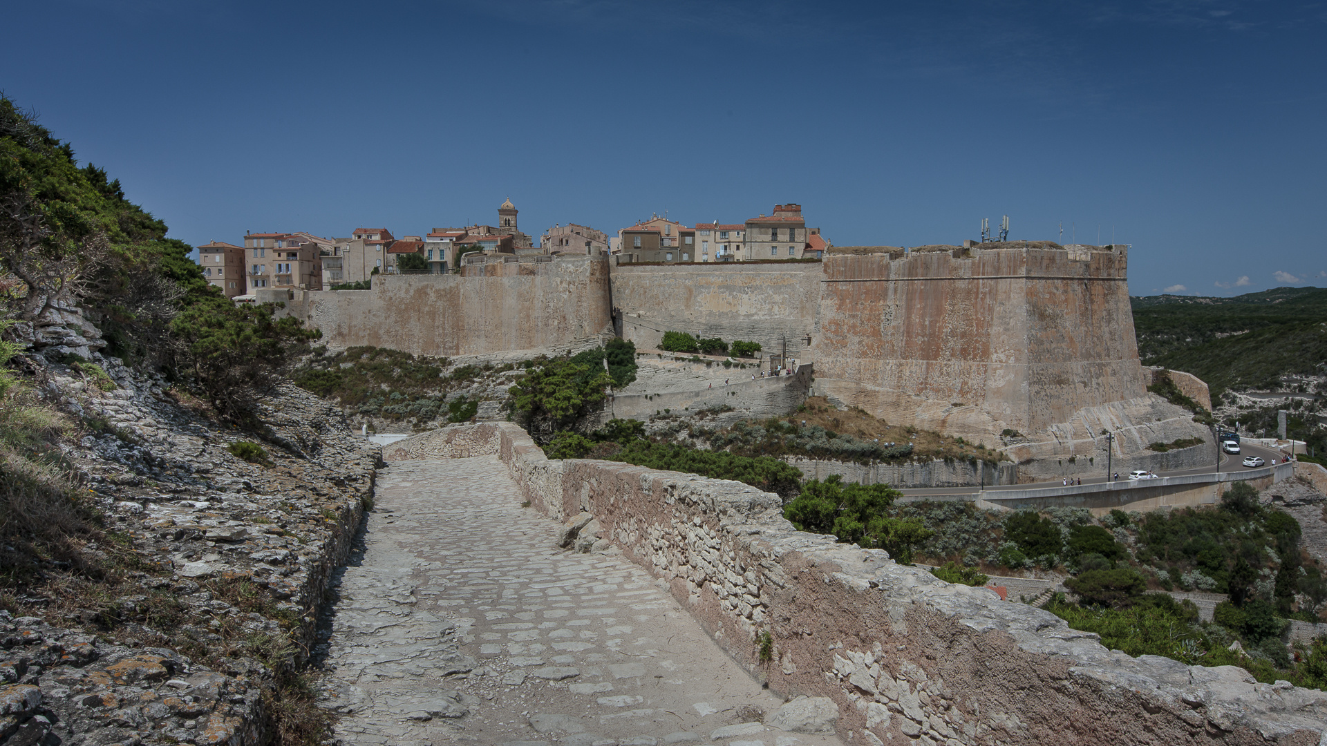 https://mdw-travel-data-us-east-1.s3.amazonaws.com/img/country/France/Citadelle-de-Bonifacio/img_03.jpg