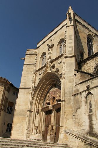 https://mdw-travel-data-us-east-1.s3.amazonaws.com/img/country/France/Collegiale-Saint-Agricol/img_03.jpg