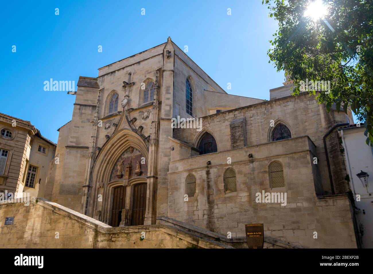 https://mdw-travel-data-us-east-1.s3.amazonaws.com/img/country/France/Collegiale-Saint-Agricol/img_04.jpg