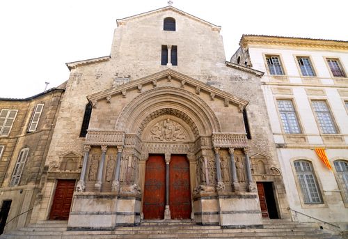 https://mdw-travel-data-us-east-1.s3.amazonaws.com/img/country/France/Collegiale-Saint-Trophime/img_02.jpg