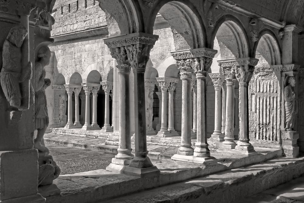 https://mdw-travel-data-us-east-1.s3.amazonaws.com/img/country/France/Collegiale-Saint-Trophime/img_03.jpg