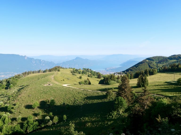https://mdw-travel-data-us-east-1.s3.amazonaws.com/img/country/France/Croix-du-Nivolet/img_03.jpg