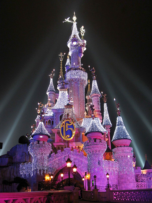 https://mdw-travel-data-us-east-1.s3.amazonaws.com/img/country/France/Disneyland-Paris/img_00.jpg