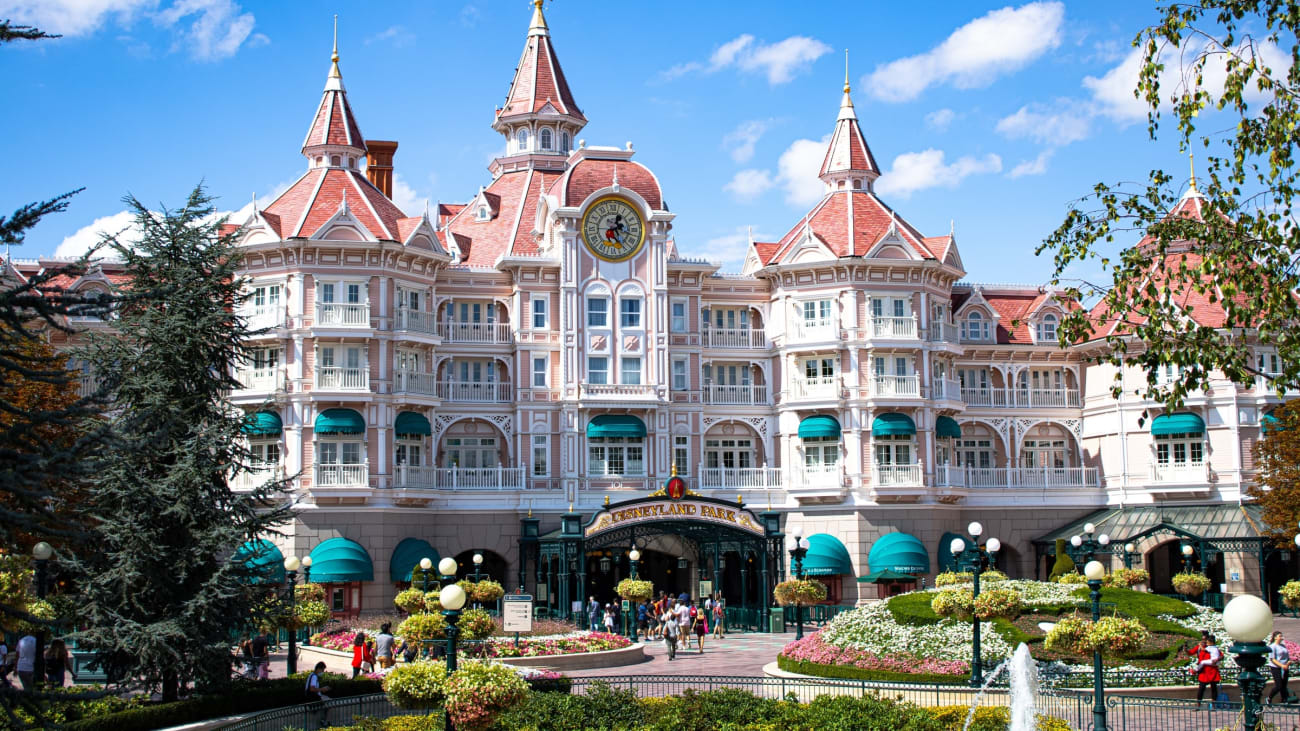 https://mdw-travel-data-us-east-1.s3.amazonaws.com/img/country/France/Disneyland-Paris/img_03.jpg