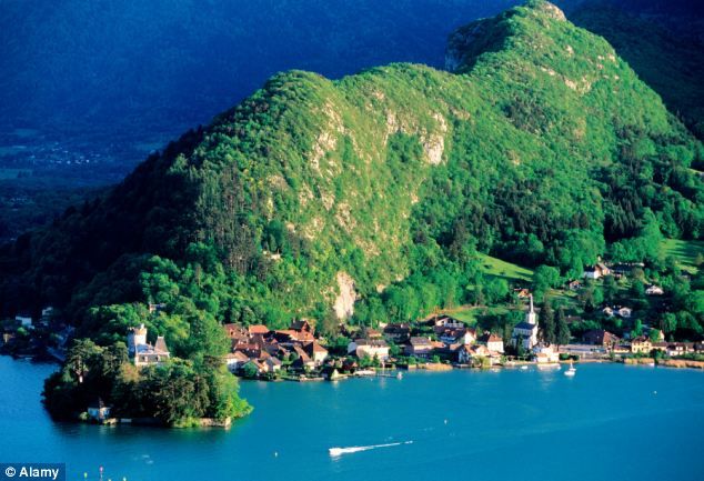 https://mdw-travel-data-us-east-1.s3.amazonaws.com/img/country/France/Doussard-Beach/img_02.jpg