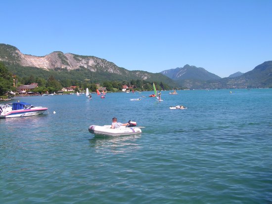 https://mdw-travel-data-us-east-1.s3.amazonaws.com/img/country/France/Doussard-Beach/img_05.jpg