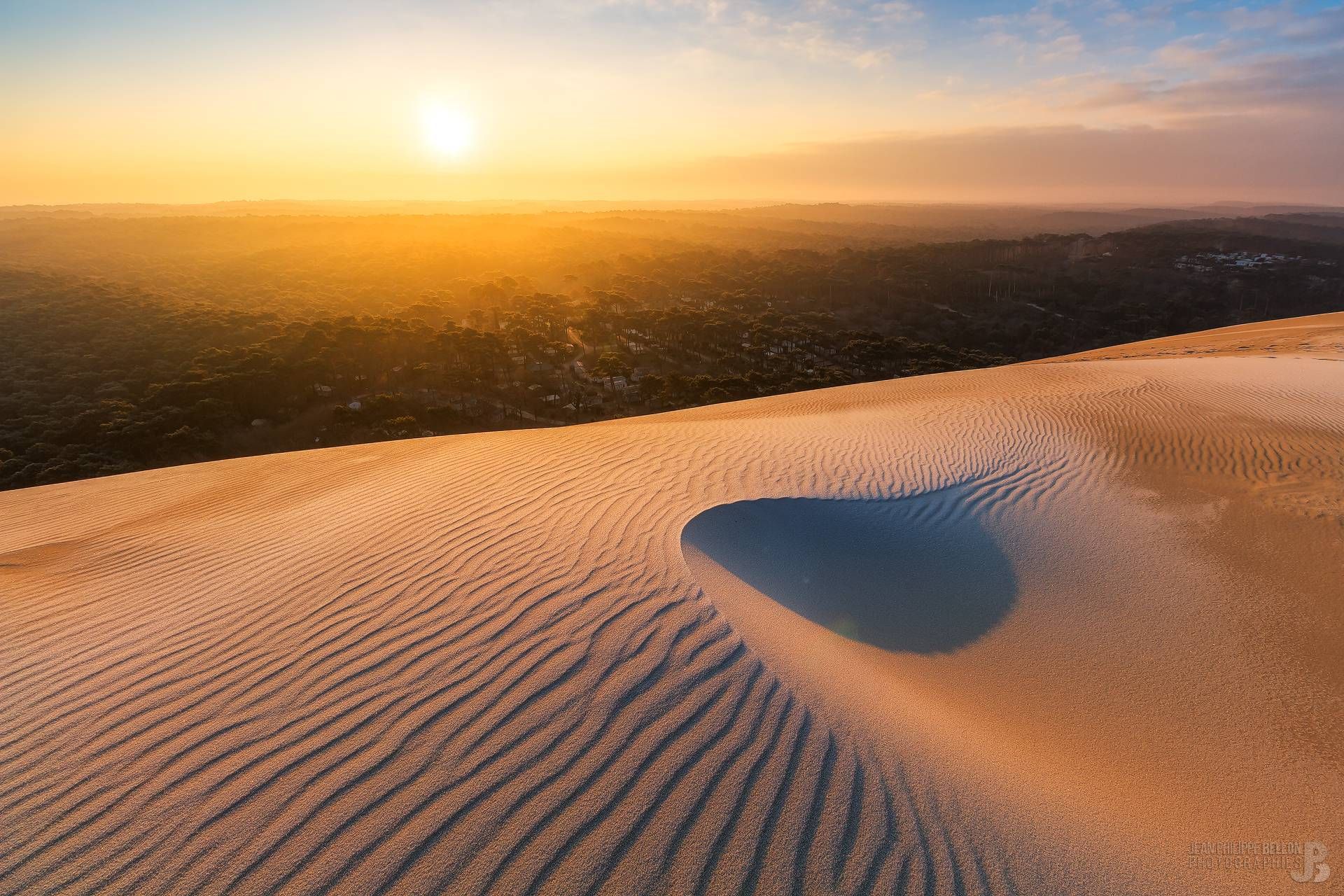 https://mdw-travel-data-us-east-1.s3.amazonaws.com/img/country/France/Dune-of-Pilat/img_01.jpg