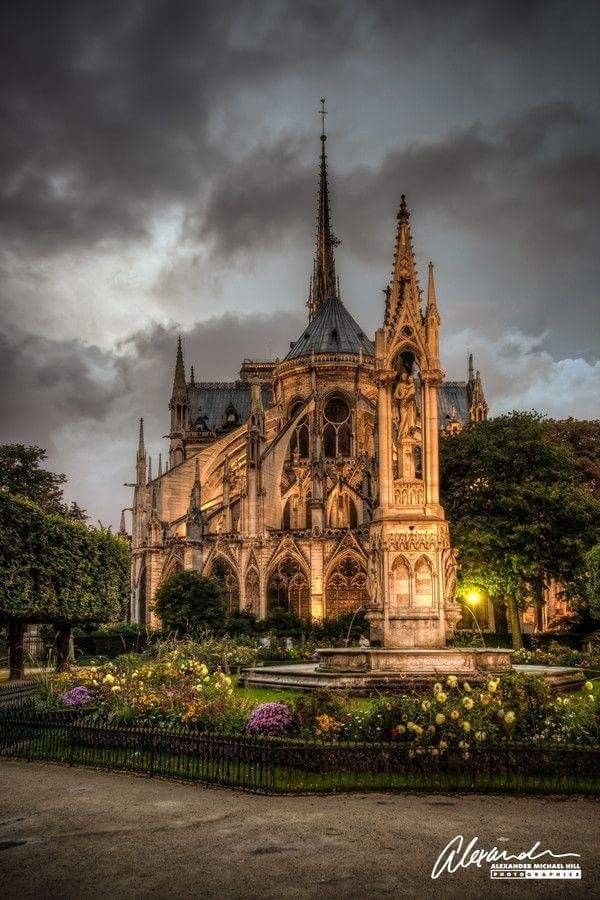 https://mdw-travel-data-us-east-1.s3.amazonaws.com/img/country/France/Eglise-Notre-Dame/img_02.jpg
