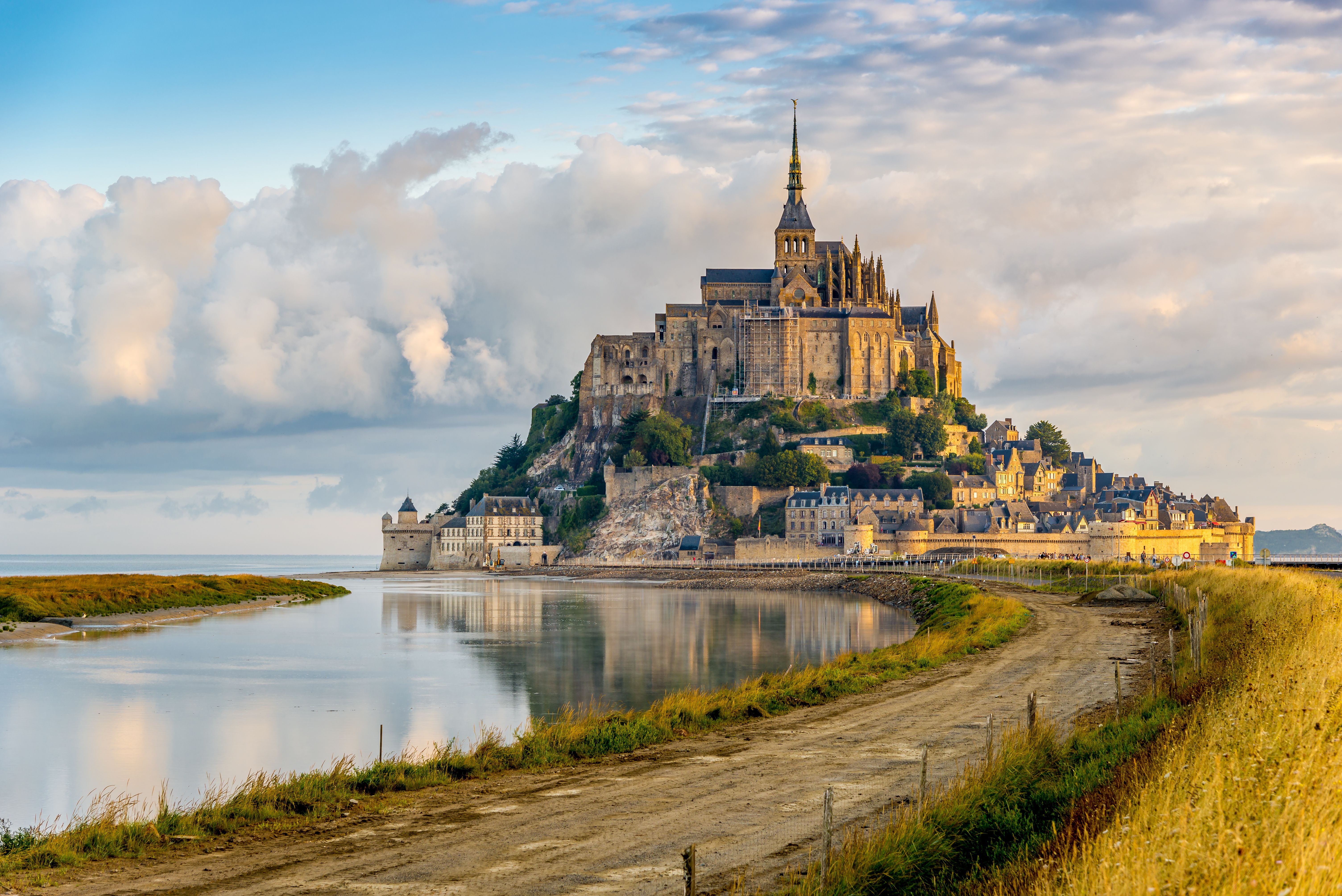https://mdw-travel-data-us-east-1.s3.amazonaws.com/img/country/France/Eglise-Saint-Jean-Baptiste/img_02.jpg