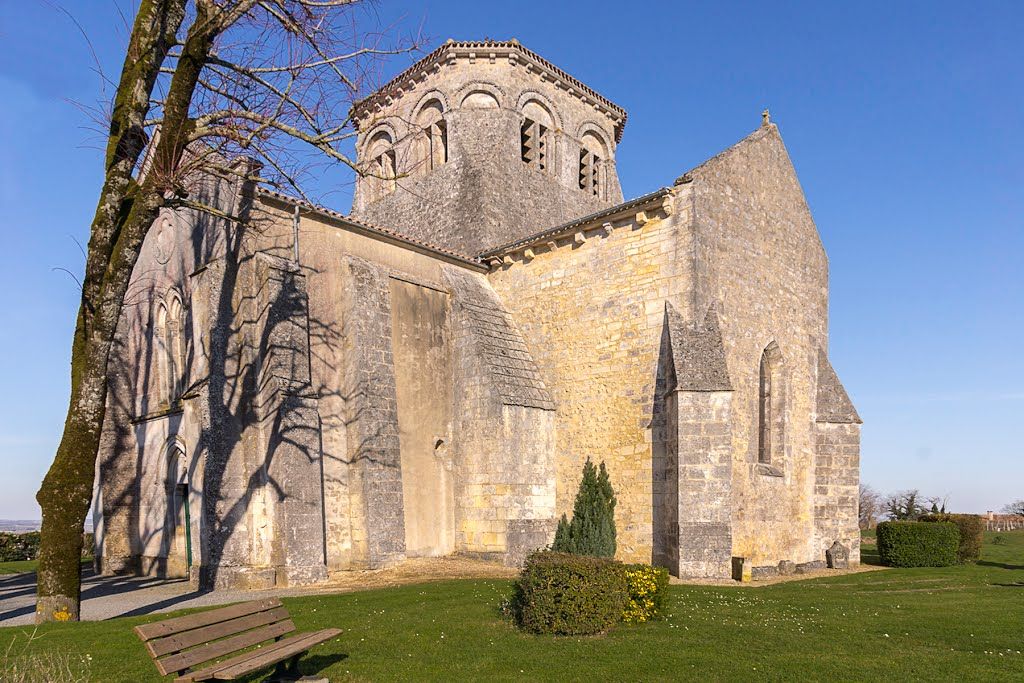 https://mdw-travel-data-us-east-1.s3.amazonaws.com/img/country/France/Eglise-Sainte-Eugenie/img_01.jpg