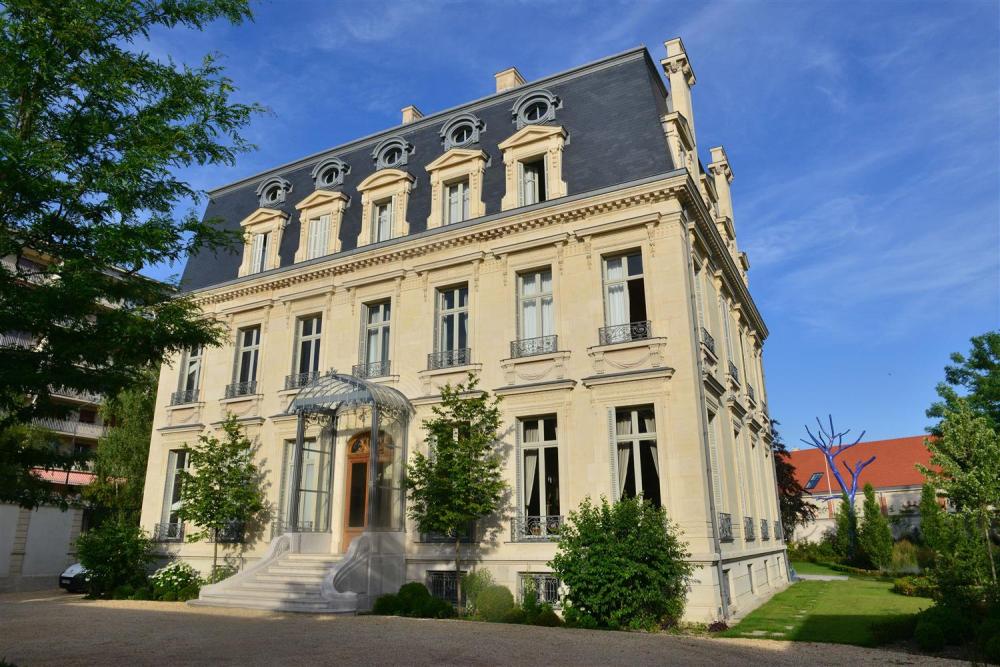 https://mdw-travel-data-us-east-1.s3.amazonaws.com/img/country/France/Famille-Roederer/img_01.jpg