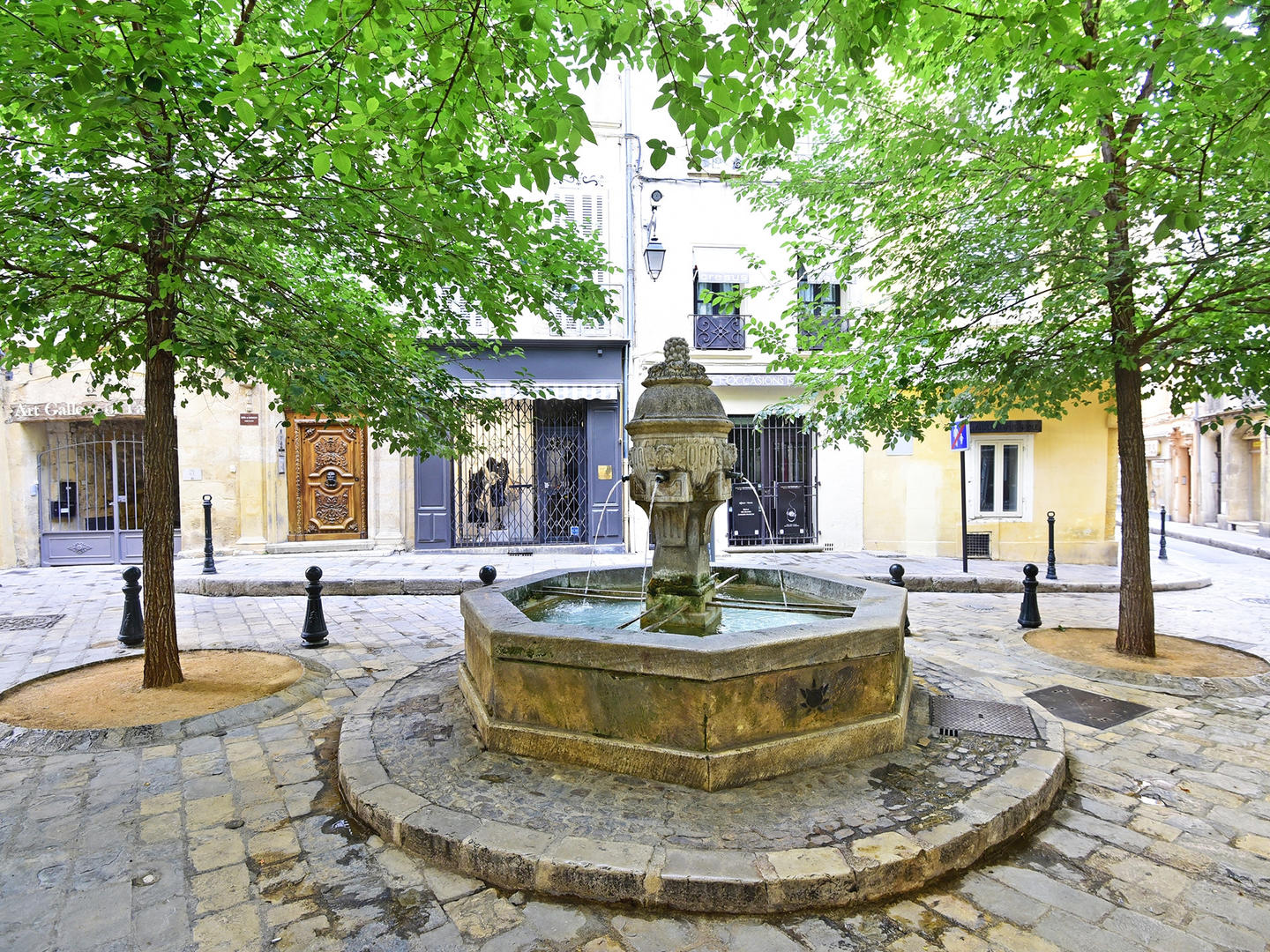 https://mdw-travel-data-us-east-1.s3.amazonaws.com/img/country/France/Fontaine-des-Trois-Ormeaux/img_01.jpg