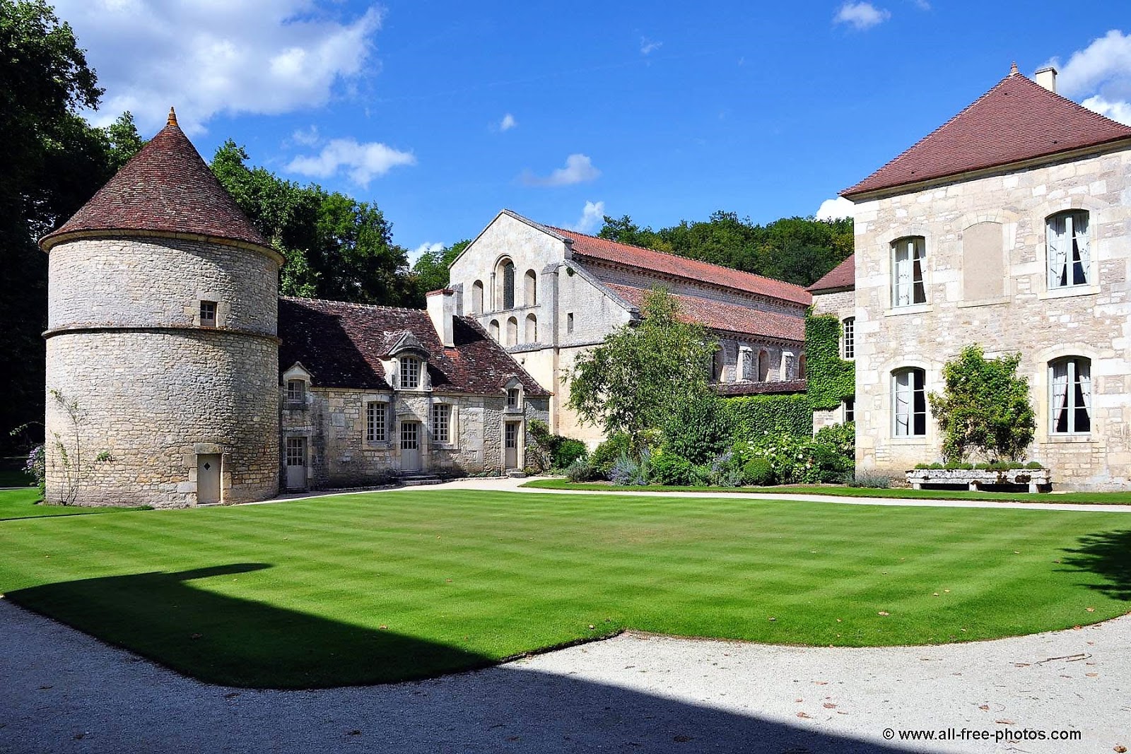 https://mdw-travel-data-us-east-1.s3.amazonaws.com/img/country/France/Fontenay-Abbey/img_03.jpg