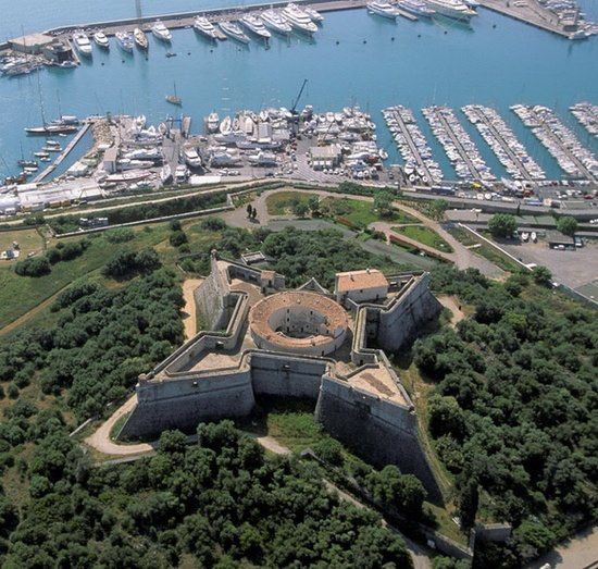 https://mdw-travel-data-us-east-1.s3.amazonaws.com/img/country/France/Fort-Carre/img_02.jpg