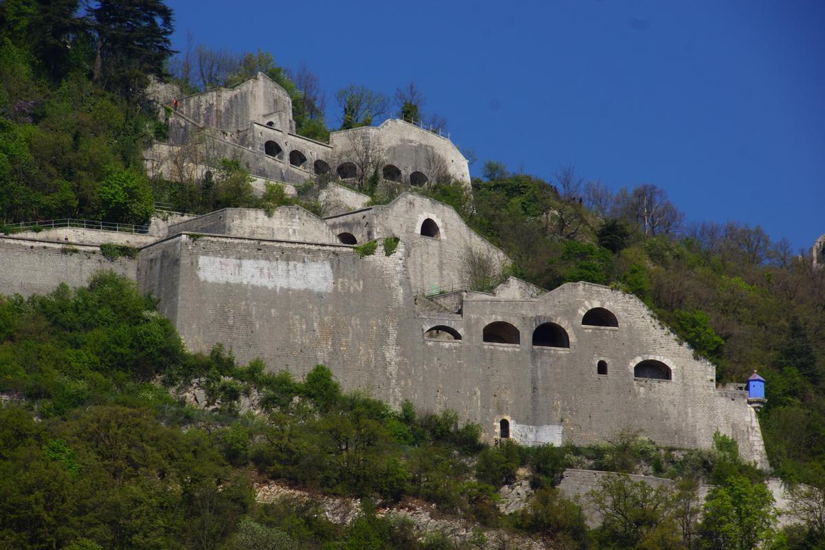 https://mdw-travel-data-us-east-1.s3.amazonaws.com/img/country/France/Fort-de-la-Bastille/img_00.jpg