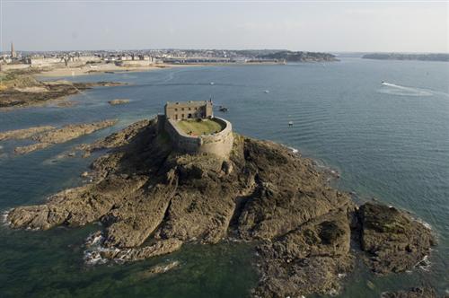 https://mdw-travel-data-us-east-1.s3.amazonaws.com/img/country/France/Fort-du-Petit-Be/img_02.jpg