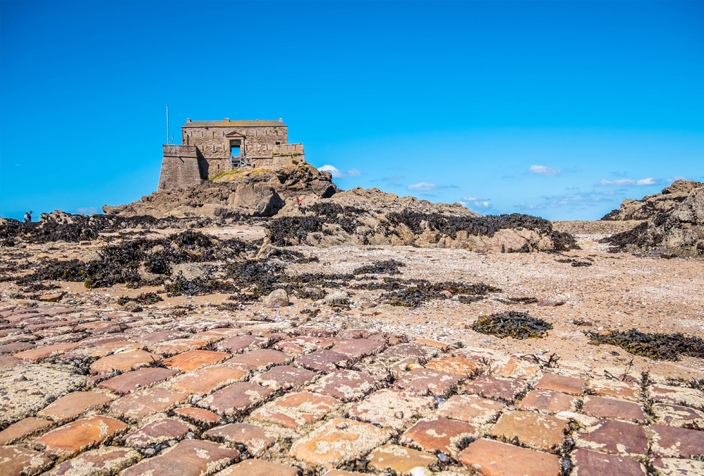 https://mdw-travel-data-us-east-1.s3.amazonaws.com/img/country/France/Fort-du-Petit-Be/img_03.jpg