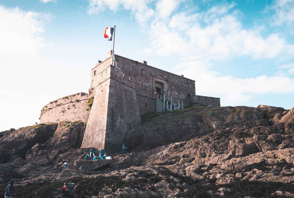 https://mdw-travel-data-us-east-1.s3.amazonaws.com/img/country/France/Fort-du-Petit-Be/img_05.jpg