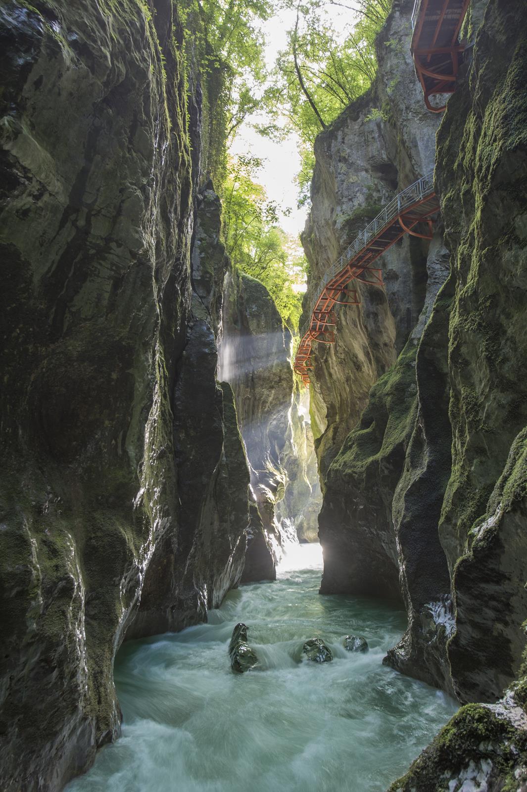https://mdw-travel-data-us-east-1.s3.amazonaws.com/img/country/France/Gorges-du-Fier/img_00.jpg
