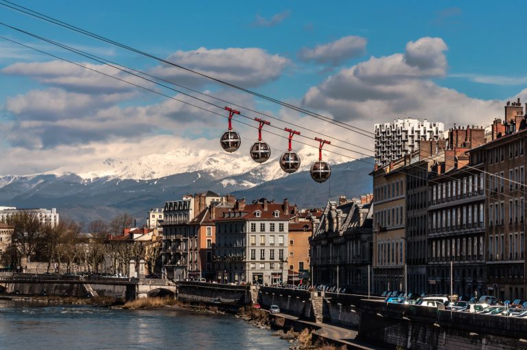 https://mdw-travel-data-us-east-1.s3.amazonaws.com/img/country/France/Grenoble-Bastille-Cable-Car/img_02.jpg