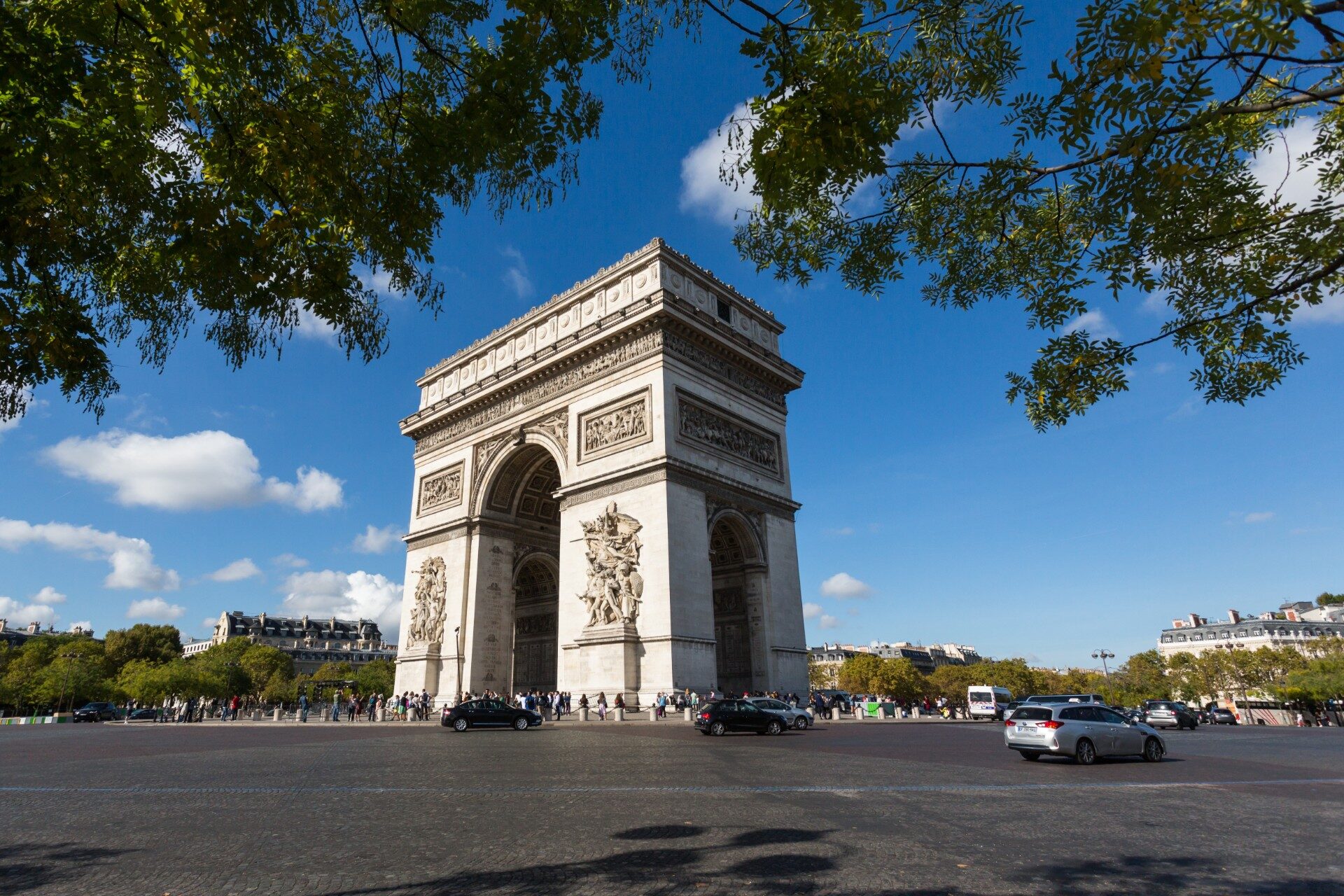 https://mdw-travel-data-us-east-1.s3.amazonaws.com/img/country/France/Historical-Center/img_00.jpg