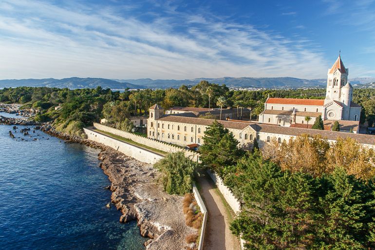 https://mdw-travel-data-us-east-1.s3.amazonaws.com/img/country/France/Ile-Saint-Honorat/img_01.jpg