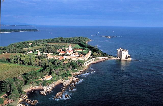 https://mdw-travel-data-us-east-1.s3.amazonaws.com/img/country/France/Ile-Saint-Honorat/img_03.jpg