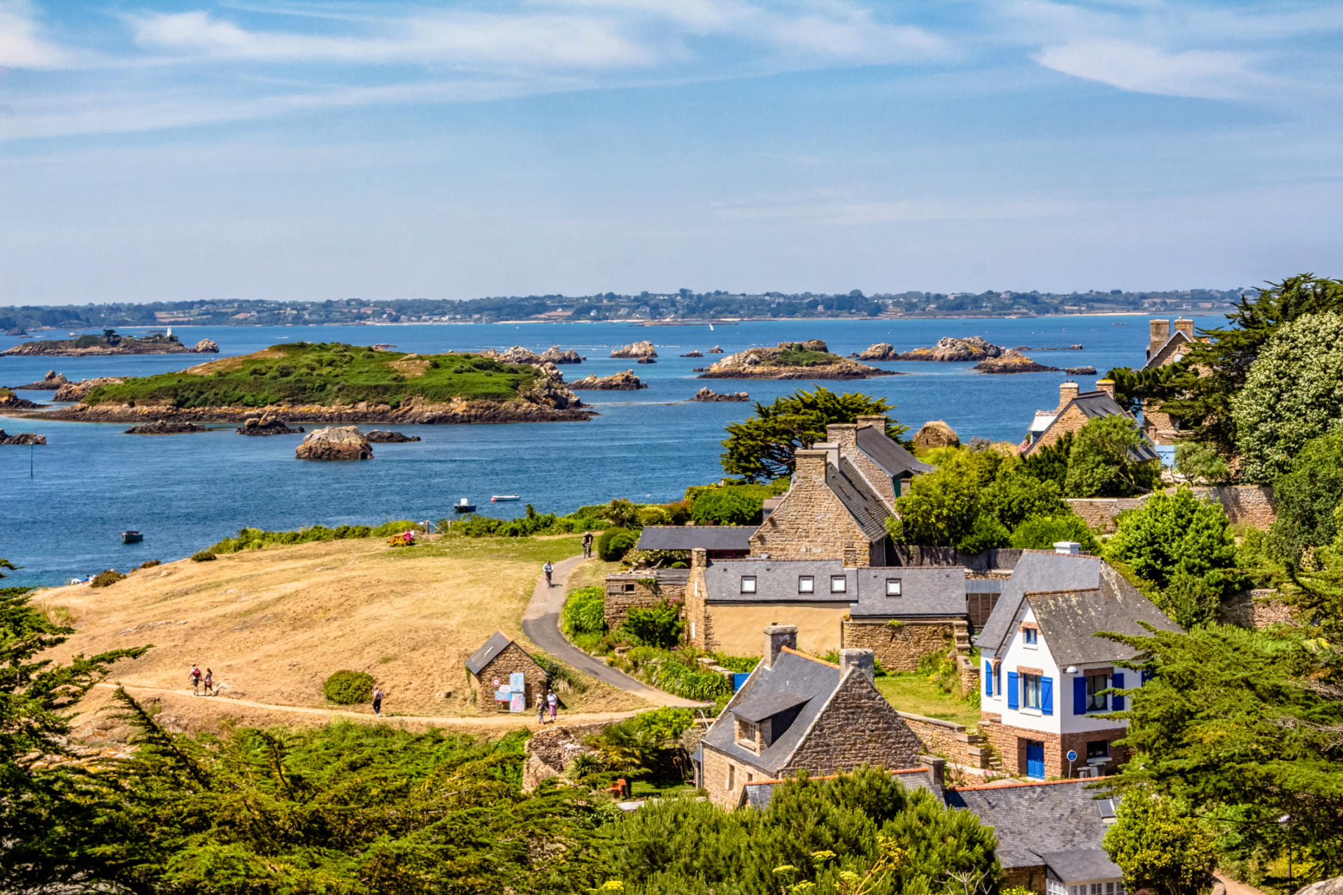 https://mdw-travel-data-us-east-1.s3.amazonaws.com/img/country/France/Ile-de-Brehat/img_01.jpg