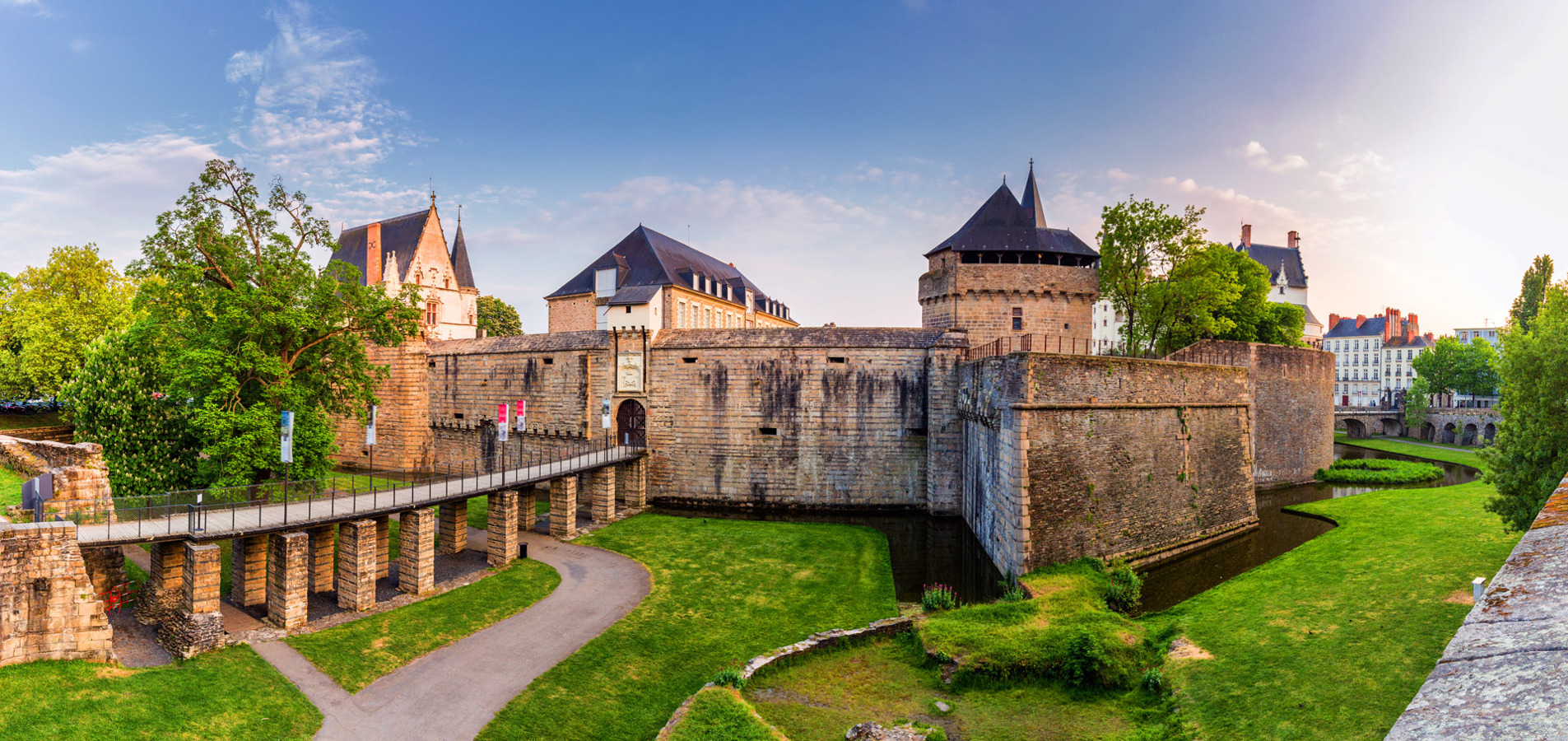 https://mdw-travel-data-us-east-1.s3.amazonaws.com/img/country/France/Ile-de-Nantes/img_05.jpg