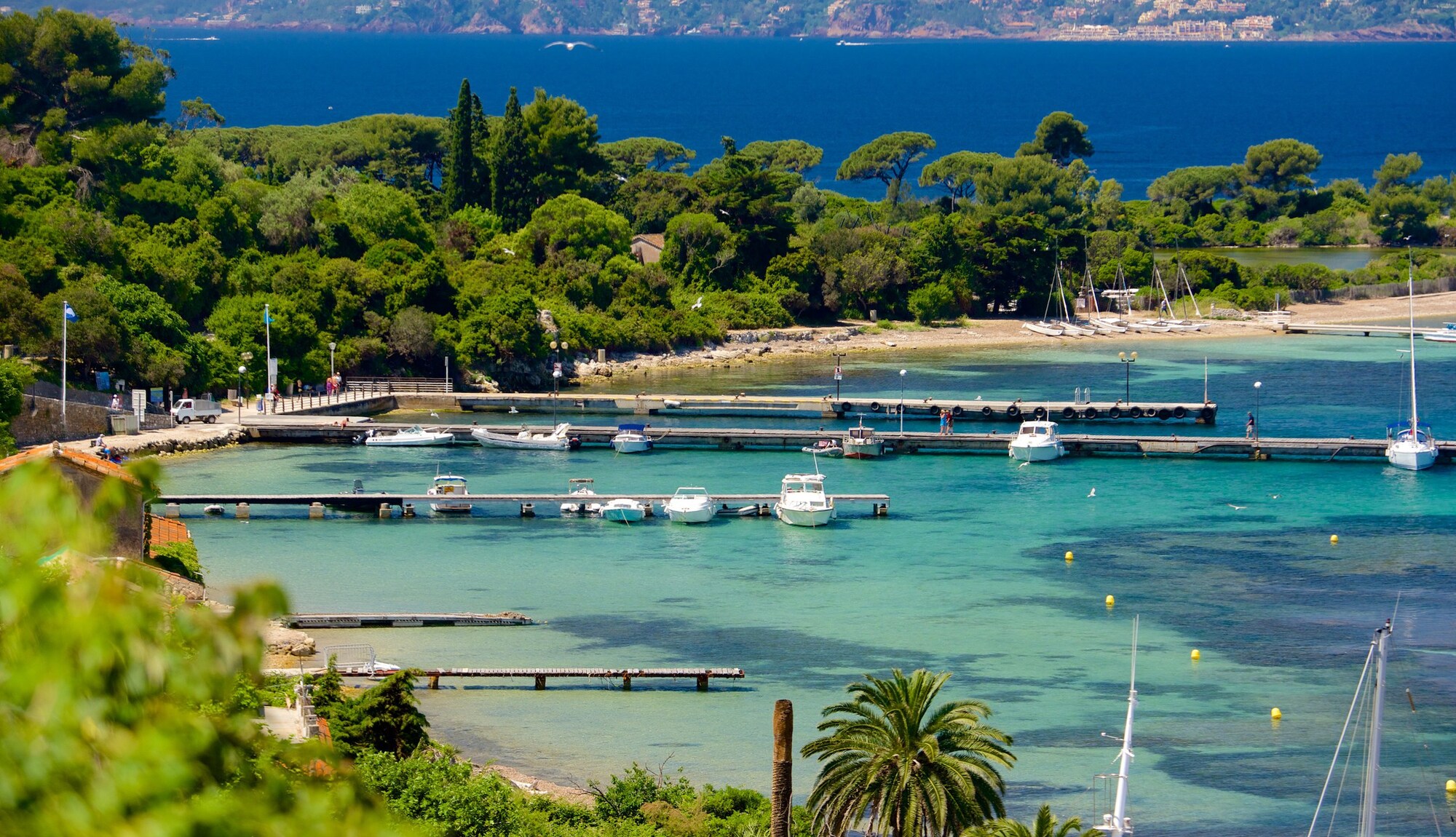https://mdw-travel-data-us-east-1.s3.amazonaws.com/img/country/France/Iles-de-Lerins/img_00.jpg