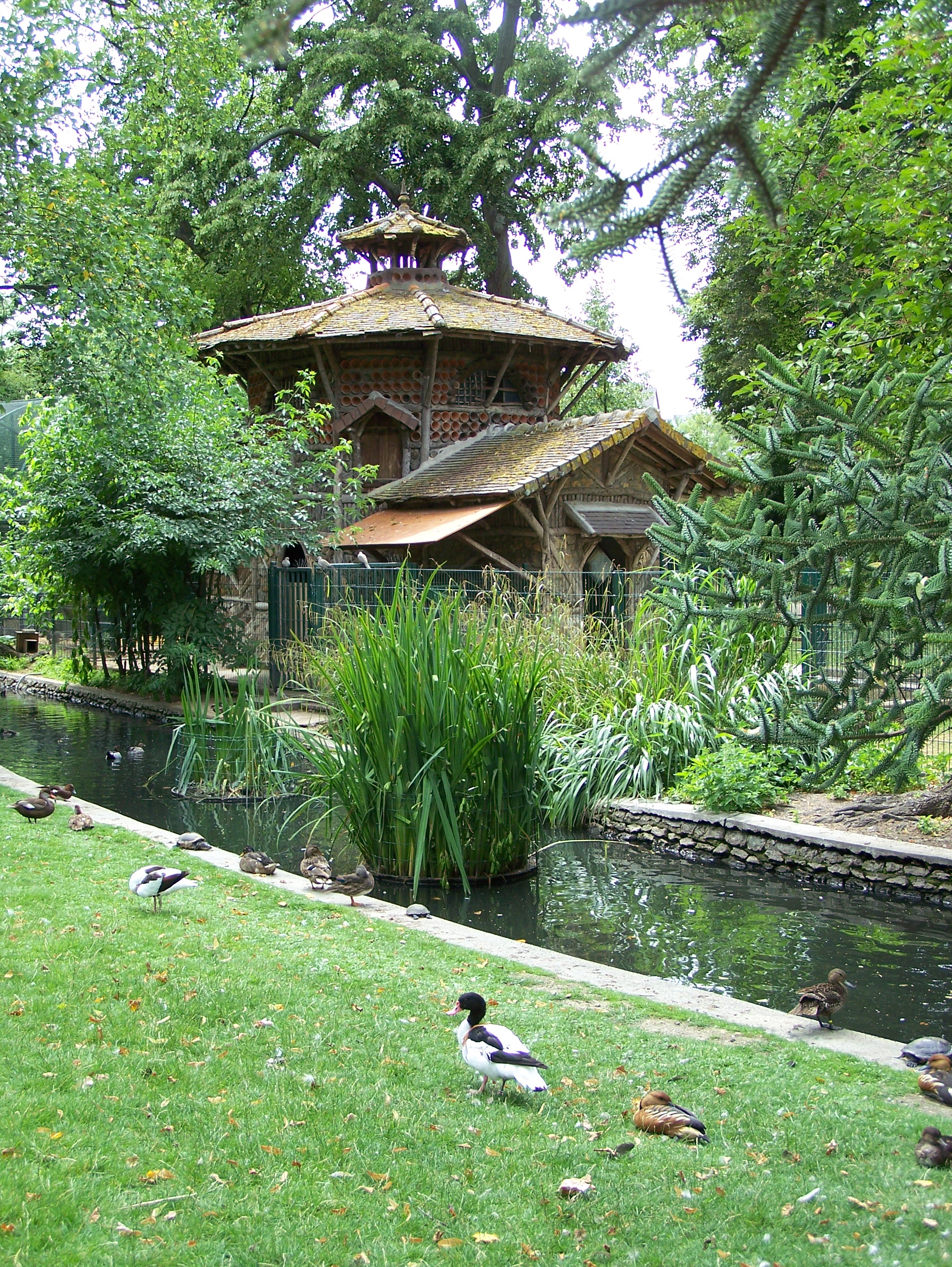 https://mdw-travel-data-us-east-1.s3.amazonaws.com/img/country/France/Jardin-Botanique-de-Tours/img_01.jpg