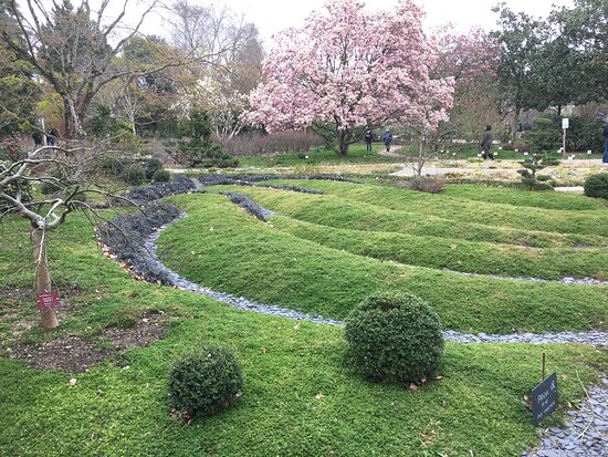 https://mdw-travel-data-us-east-1.s3.amazonaws.com/img/country/France/Jardin-Botanique-de-Tours/img_03.jpg