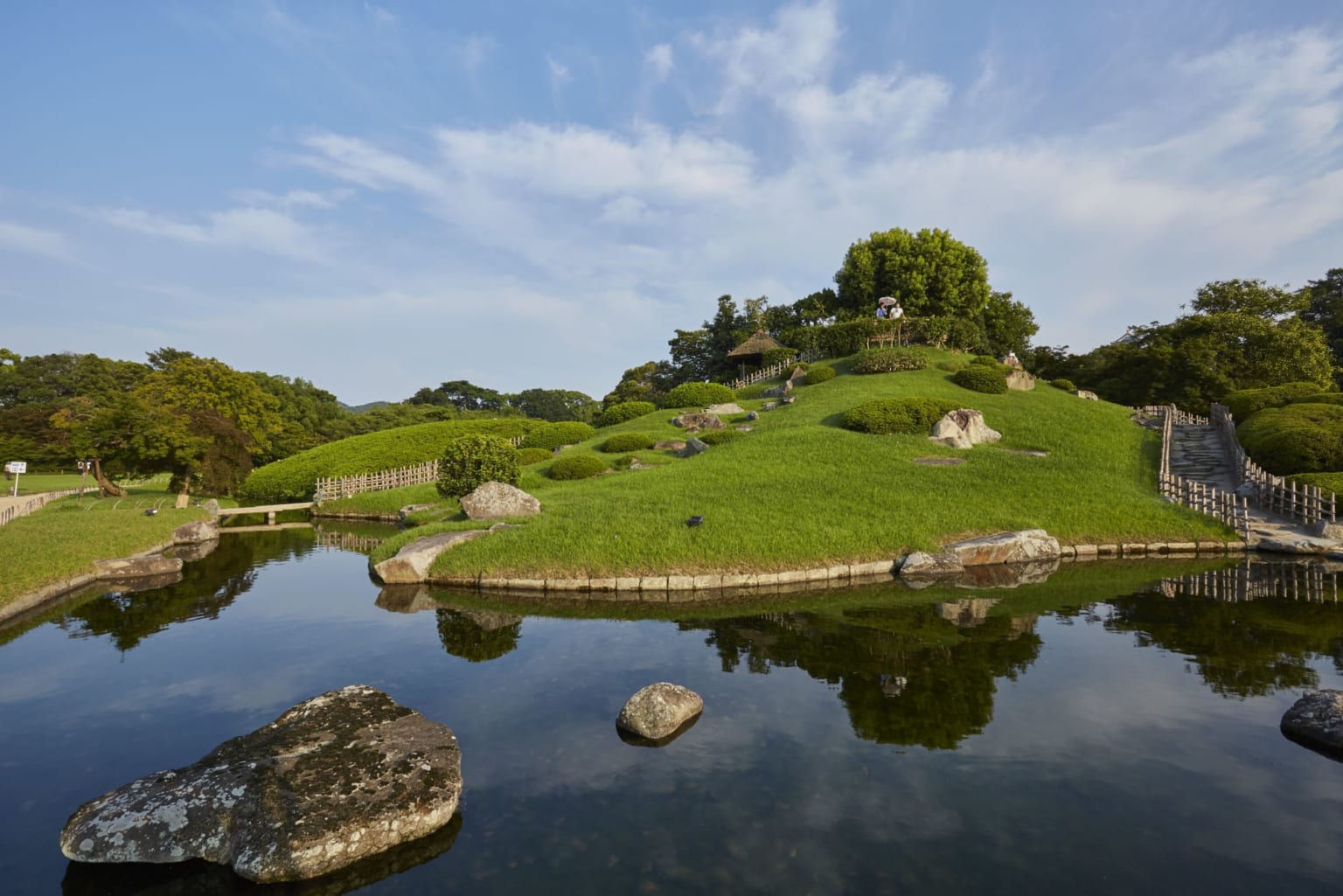 https://mdw-travel-data-us-east-1.s3.amazonaws.com/img/country/France/Jardin-Japonais/img_01.jpg