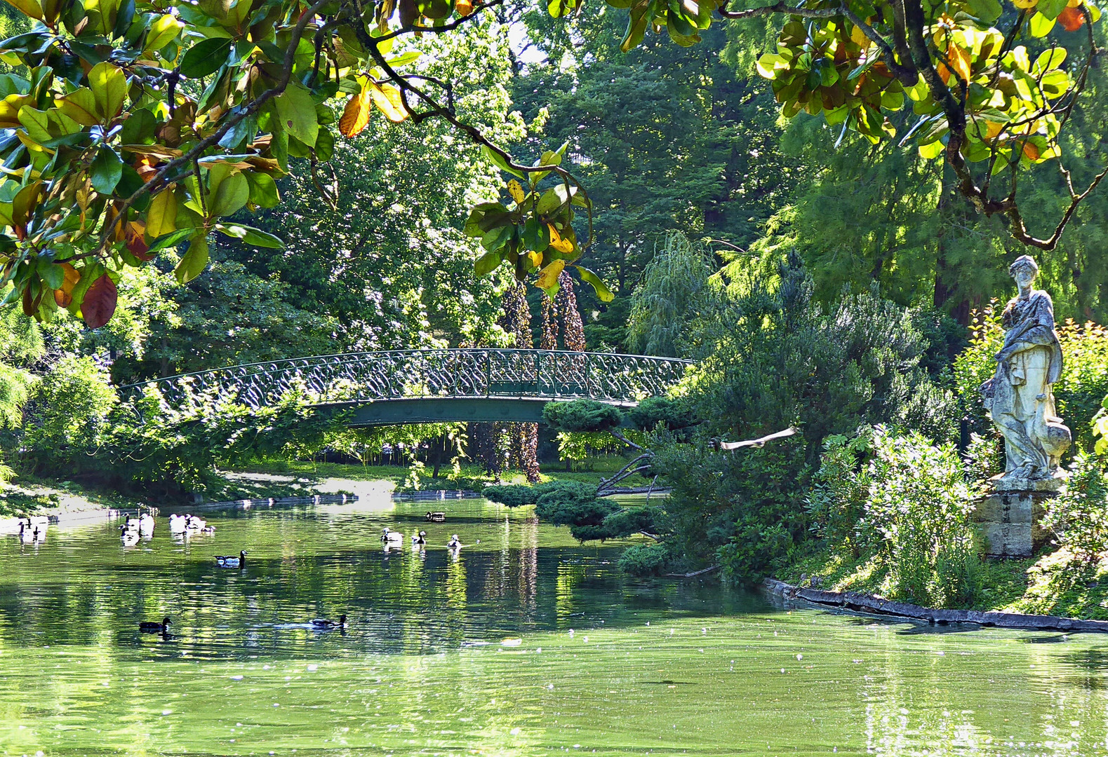 https://mdw-travel-data-us-east-1.s3.amazonaws.com/img/country/France/Jardin-Public/img_03.jpg