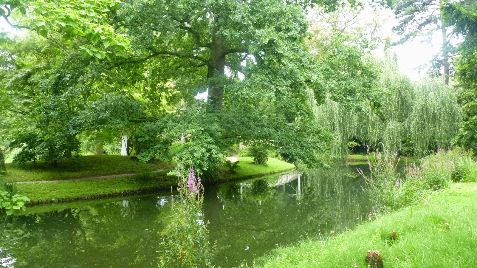 https://mdw-travel-data-us-east-1.s3.amazonaws.com/img/country/France/Jardin-de-Ville/img_02.jpg