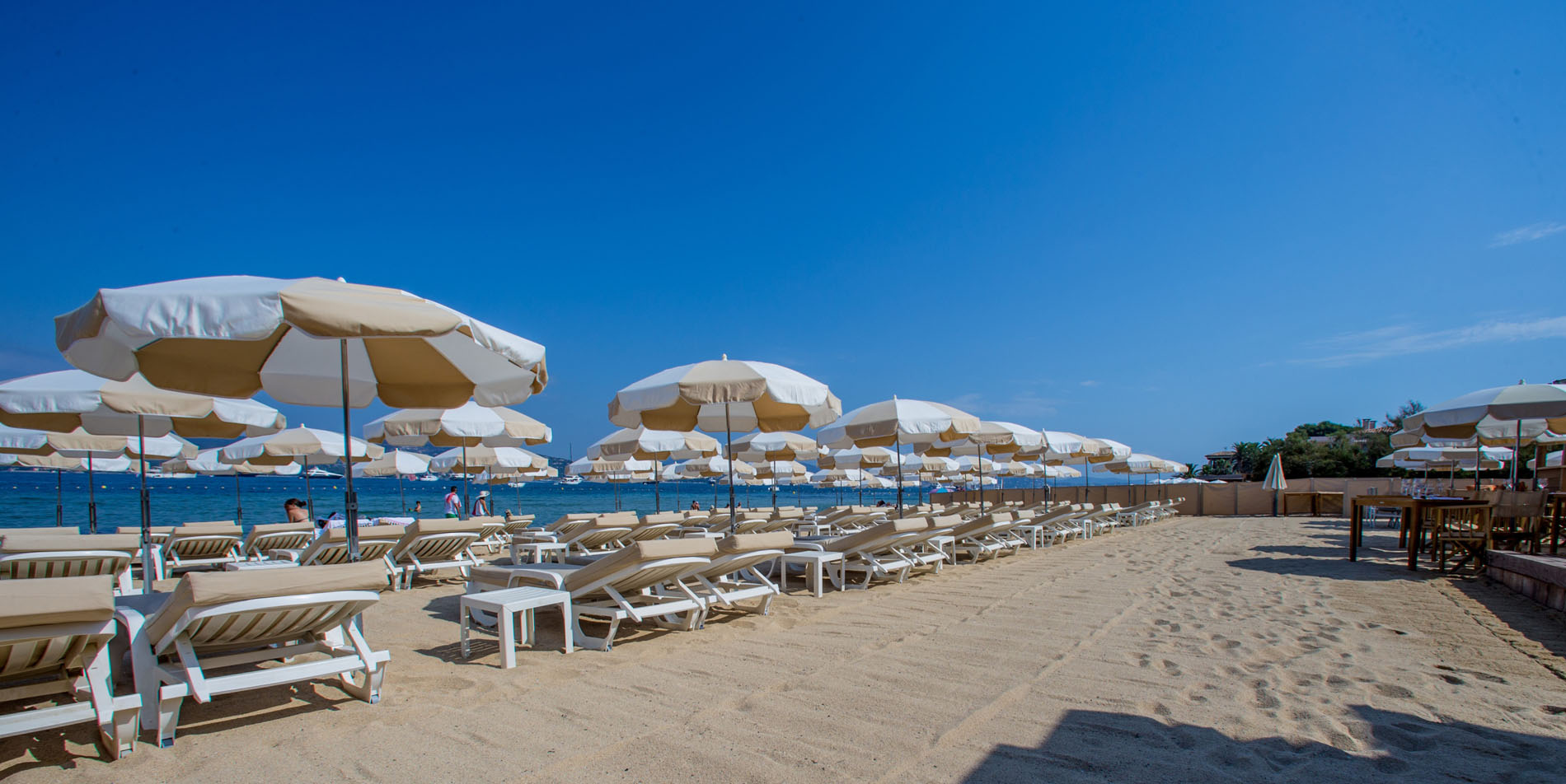 https://mdw-travel-data-us-east-1.s3.amazonaws.com/img/country/France/La-Bouillabaisse-Beach/img_01.jpg