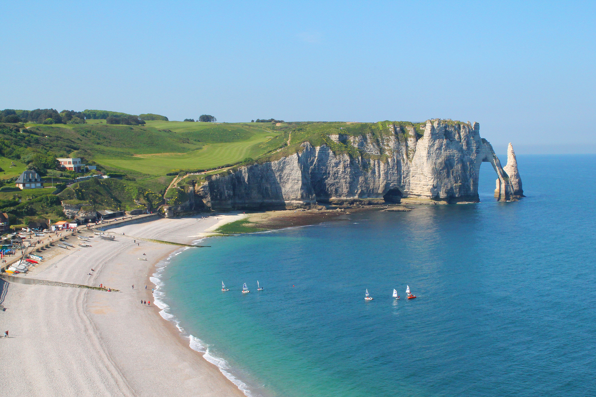 https://mdw-travel-data-us-east-1.s3.amazonaws.com/img/country/France/La-Grande-Plage/img_03.jpg