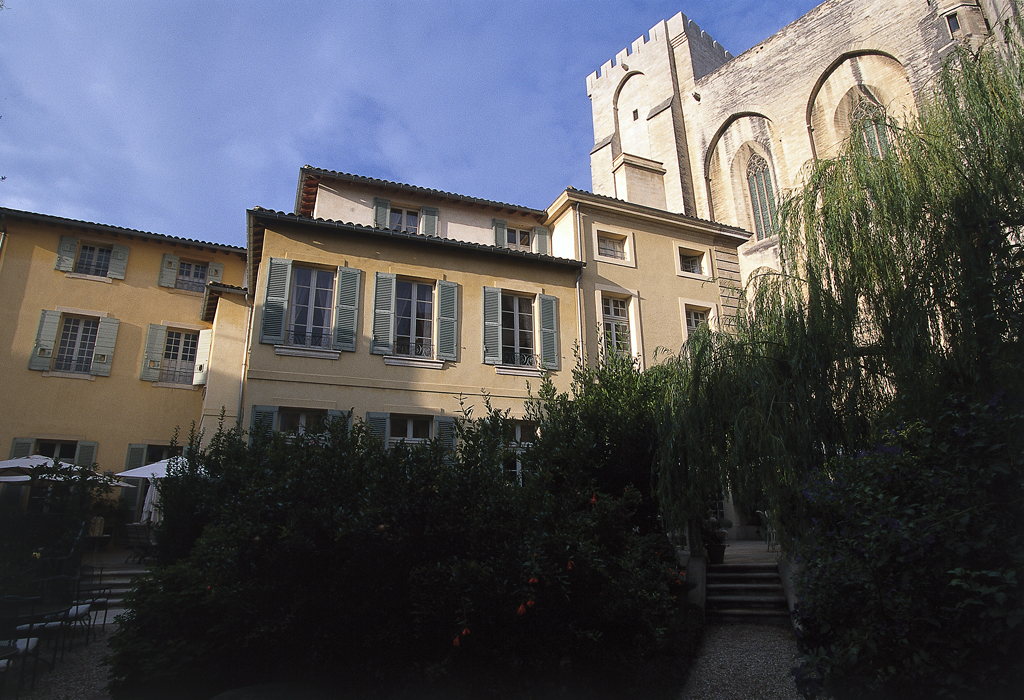 https://mdw-travel-data-us-east-1.s3.amazonaws.com/img/country/France/La-Mirande/img_05.jpg
