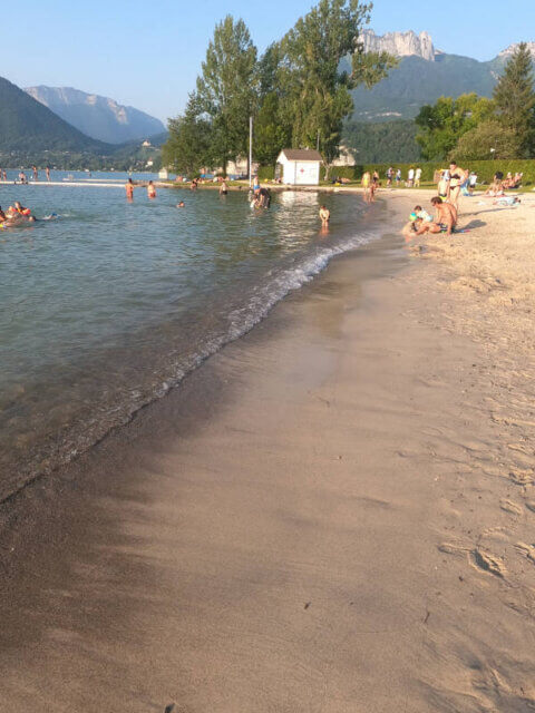 https://mdw-travel-data-us-east-1.s3.amazonaws.com/img/country/France/La-Plage-de-Saint-Jorioz/img_01.jpg