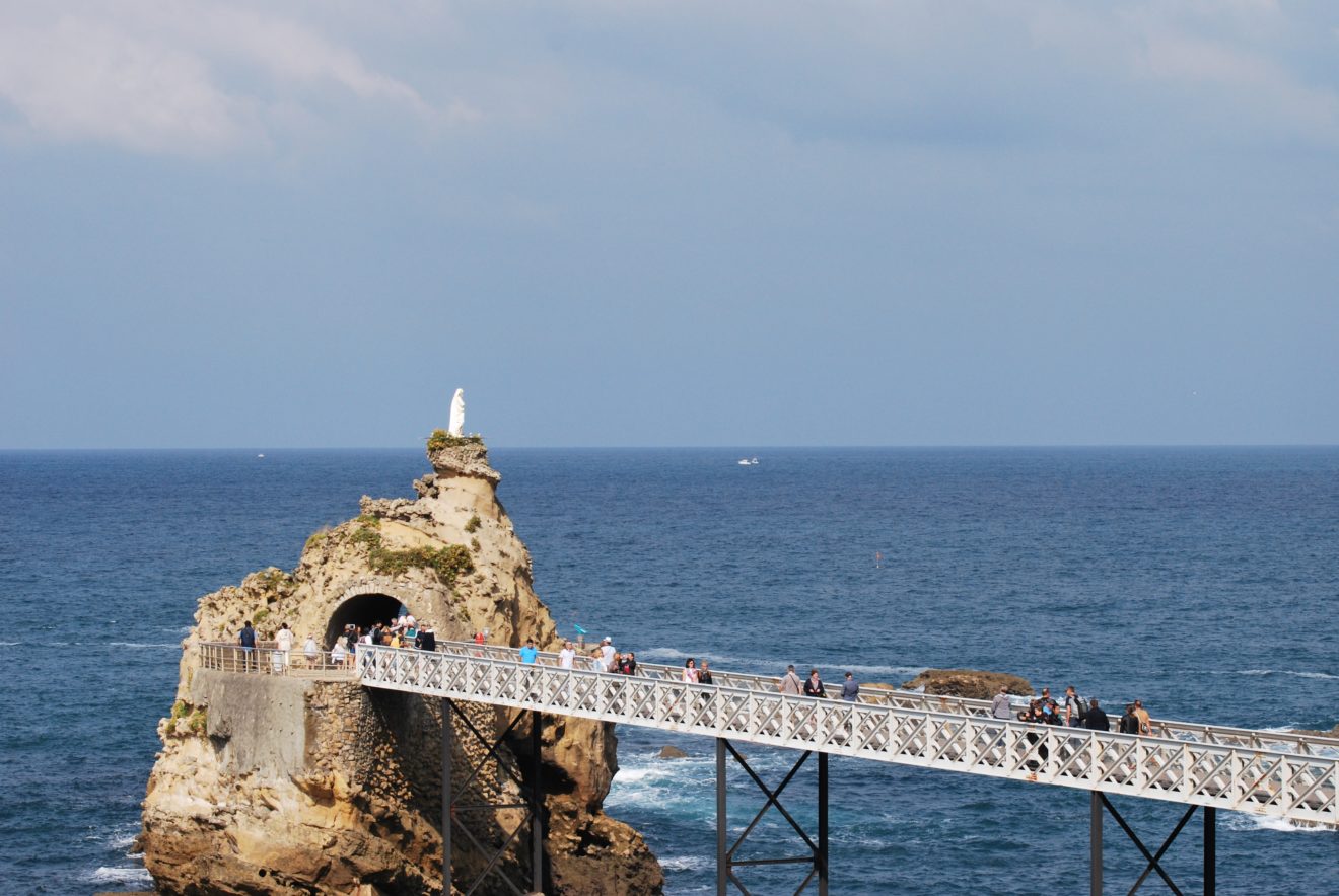 https://mdw-travel-data-us-east-1.s3.amazonaws.com/img/country/France/La-Rocher-de-la-Vierge/img_02.jpg