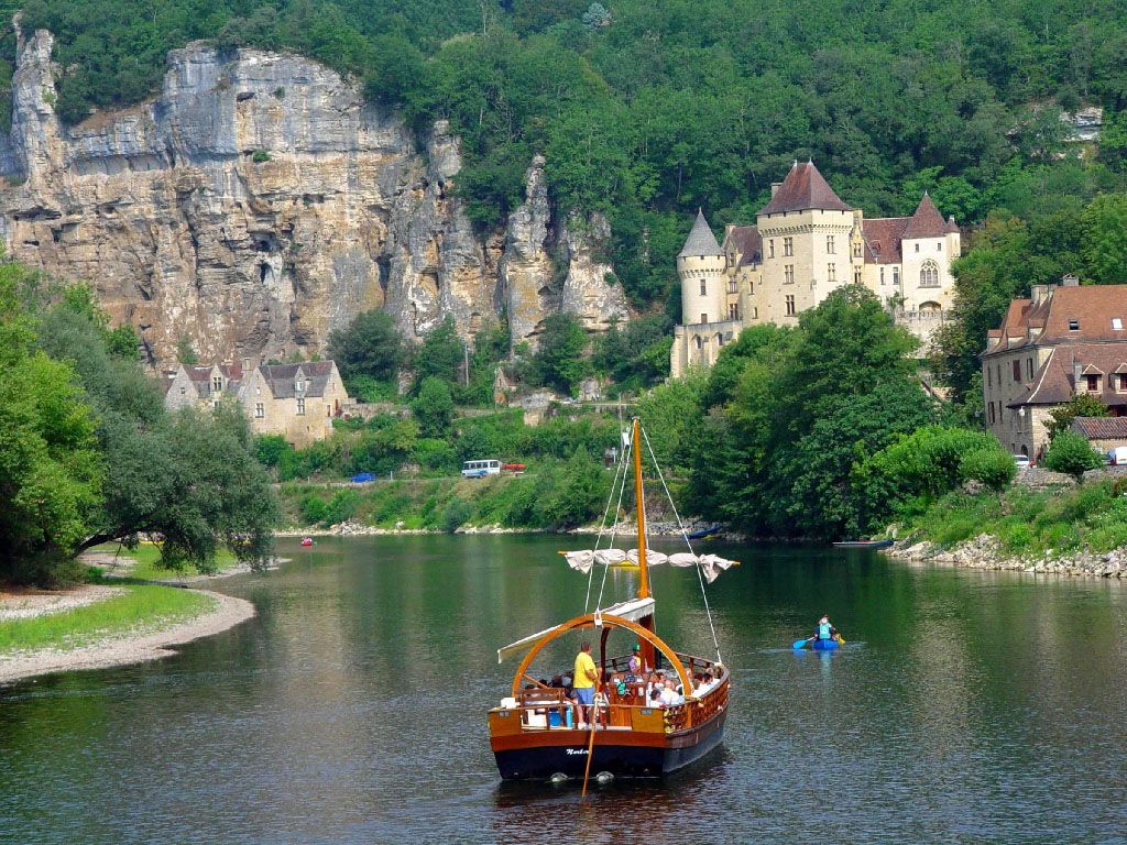 https://mdw-travel-data-us-east-1.s3.amazonaws.com/img/country/France/La-Roque-Gageac/img_01.jpg