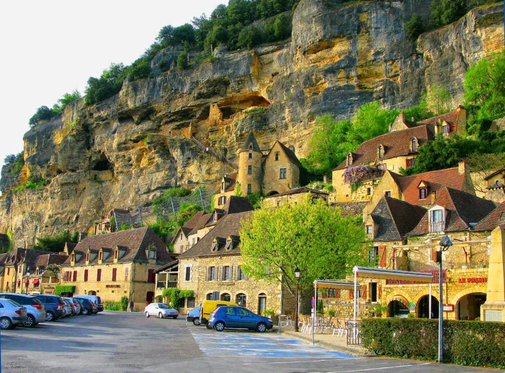 https://mdw-travel-data-us-east-1.s3.amazonaws.com/img/country/France/La-Roque-Gageac/img_03.jpg