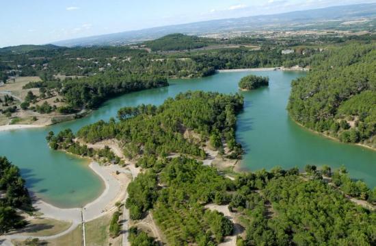 https://mdw-travel-data-us-east-1.s3.amazonaws.com/img/country/France/Lac-de-la-Cavayere/img_02.jpg