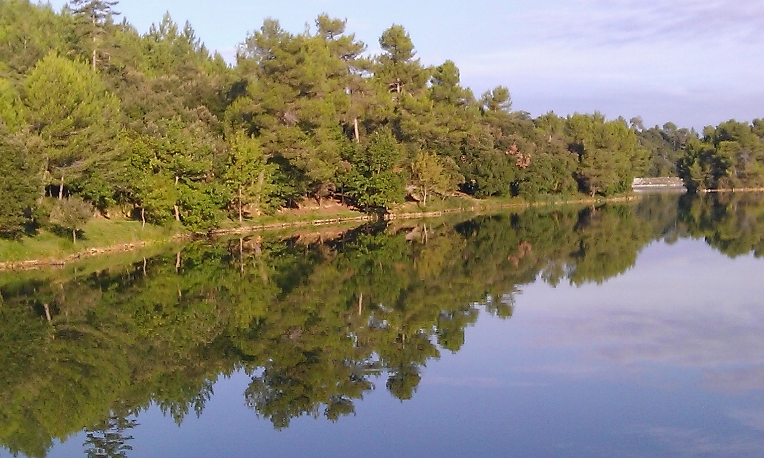 https://mdw-travel-data-us-east-1.s3.amazonaws.com/img/country/France/Lac-de-la-Cavayere/img_03.jpg