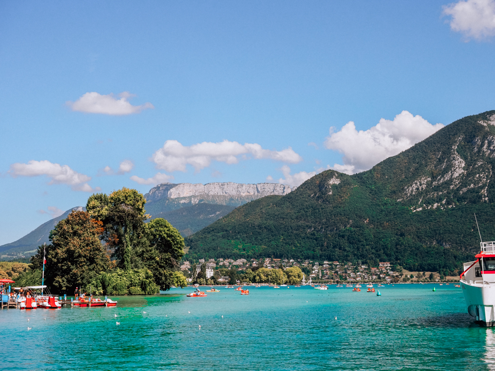 https://mdw-travel-data-us-east-1.s3.amazonaws.com/img/country/France/Lake-Annecy-Cruises/img_01.jpg