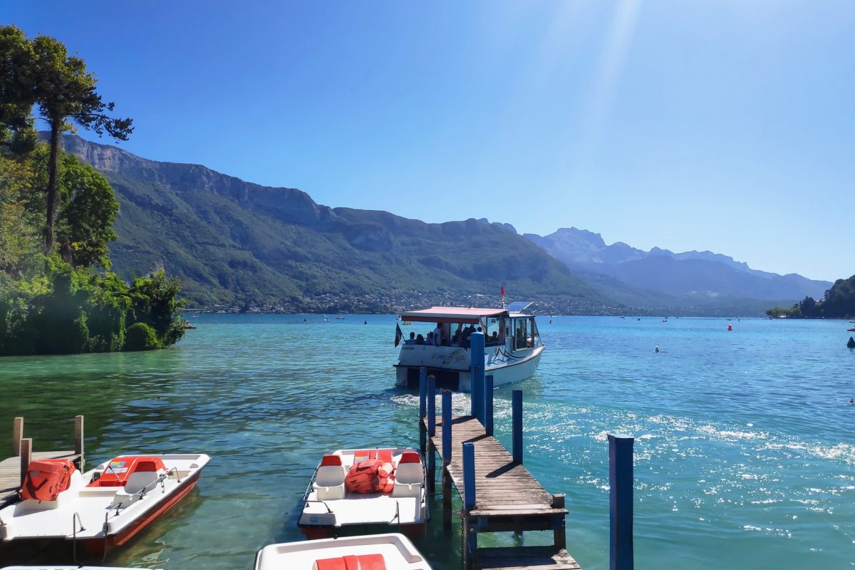 https://mdw-travel-data-us-east-1.s3.amazonaws.com/img/country/France/Lake-Annecy-Cruises/img_02.jpg