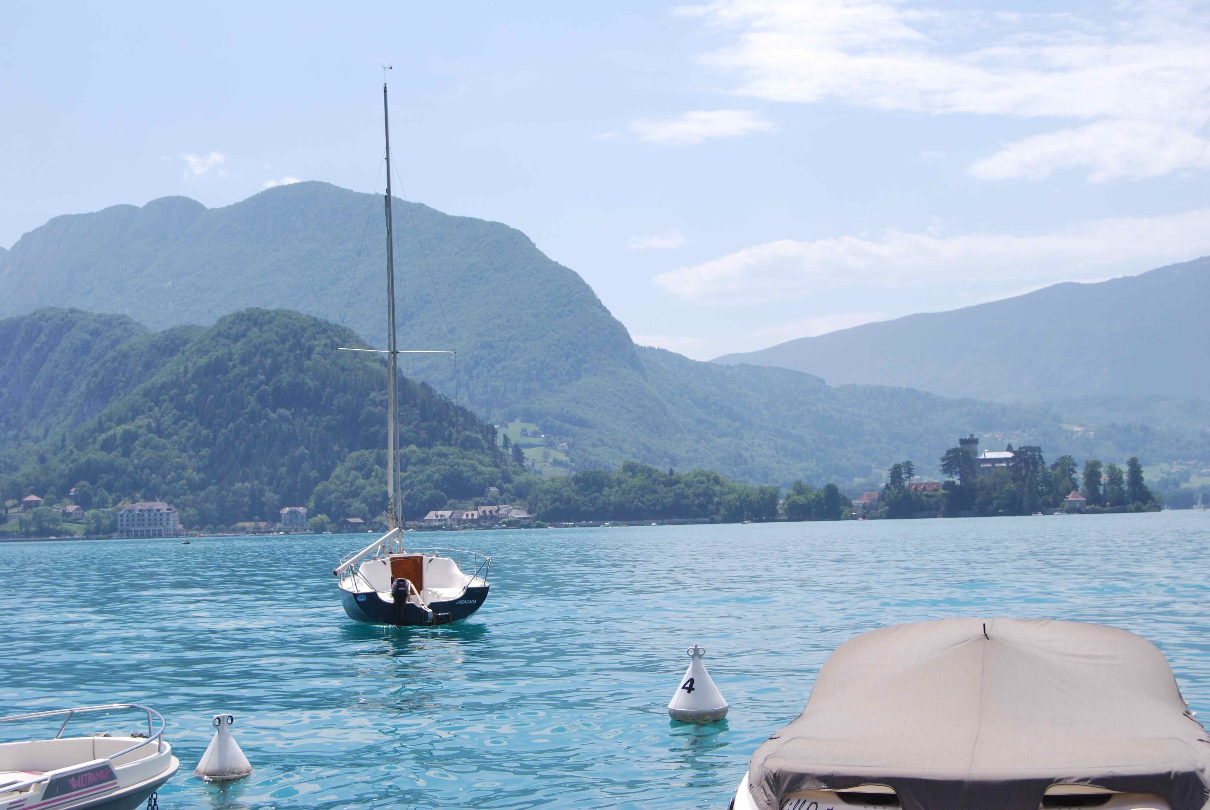 https://mdw-travel-data-us-east-1.s3.amazonaws.com/img/country/France/Lake-Annecy-Cycle-Path/img_01.jpg