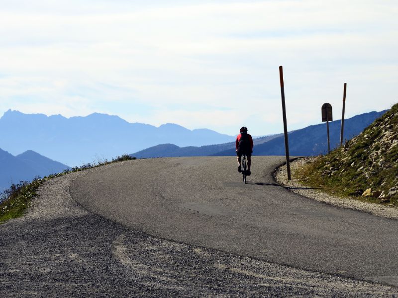 https://mdw-travel-data-us-east-1.s3.amazonaws.com/img/country/France/Lake-Annecy-Cycle-Path/img_03.jpg